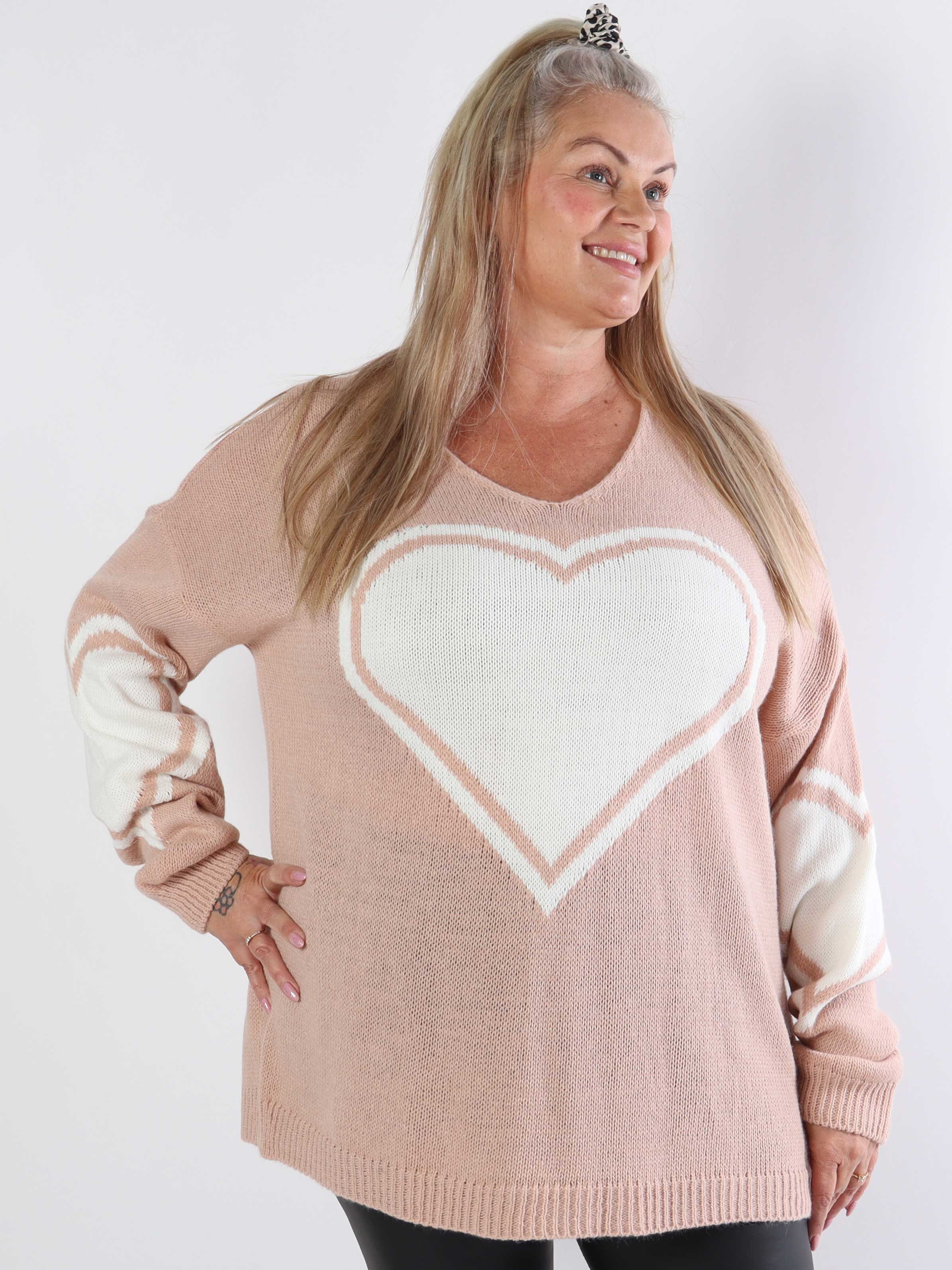 Lorena - Plus size stickad blus med stort hjärta